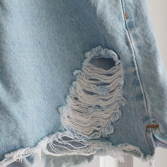 VERTU Light Denim Distressed Shorts Women's Size 26 - Picture 9 of 13